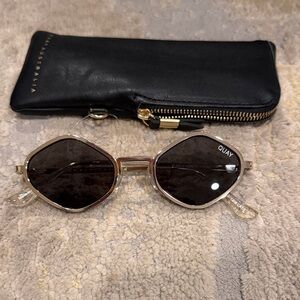 Quay Australia Sunglasses ON LOCATION Purple Honey 111 in EUC with case